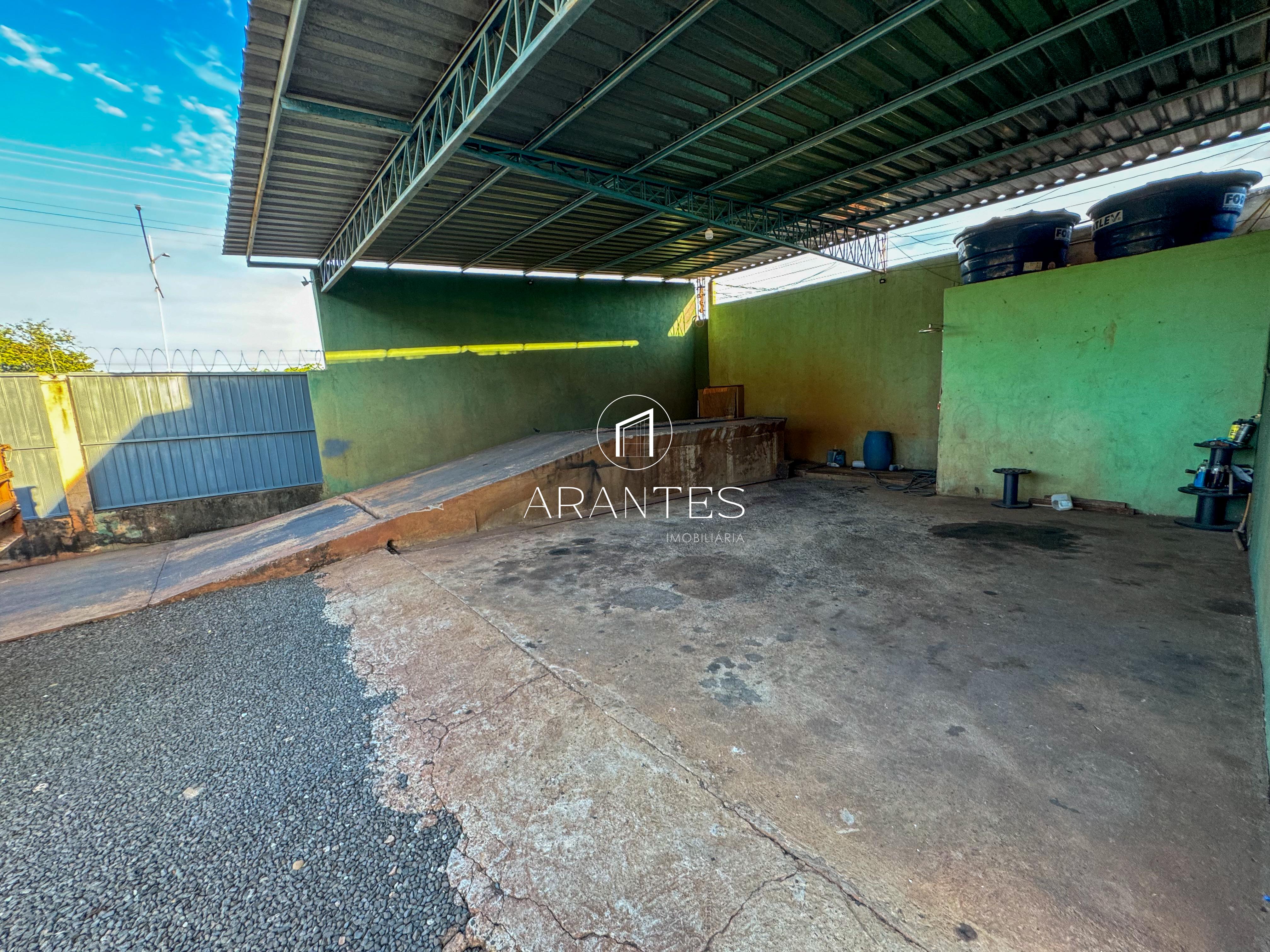 Galpão com amplo terreno a venda na Av FILINTO MULLER